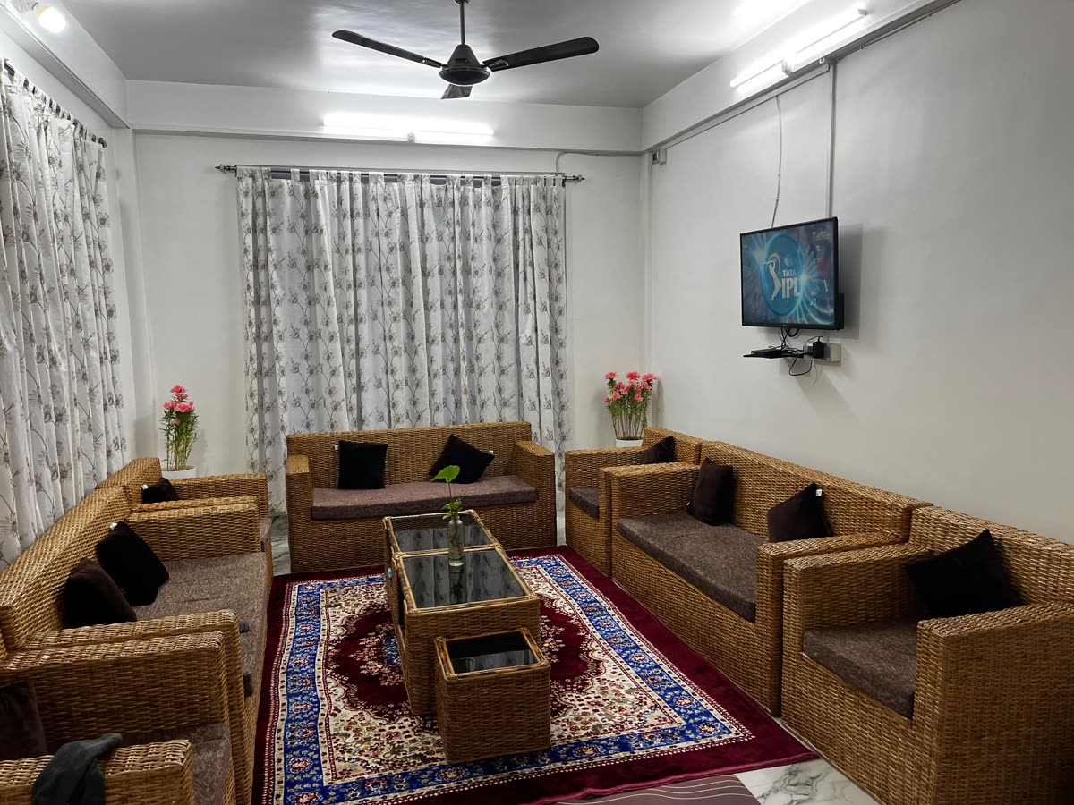 Common lounge with cane sofas and television at Gonpapa Homestay